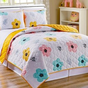 Full/queen quilted comforter with 2 pillow shams